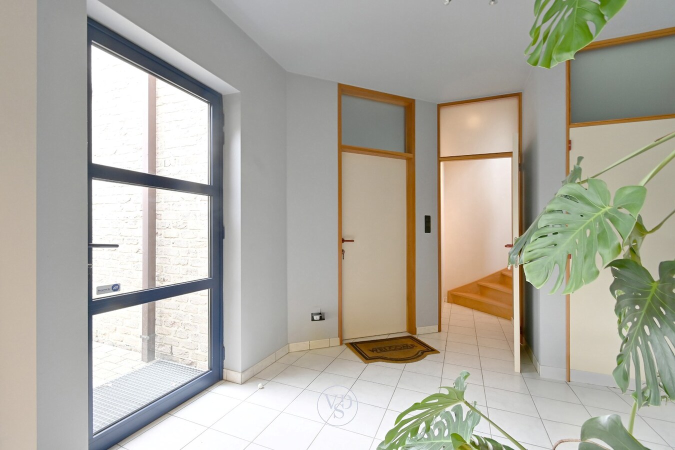 Ruim handelspand met penthouse in villastijl 