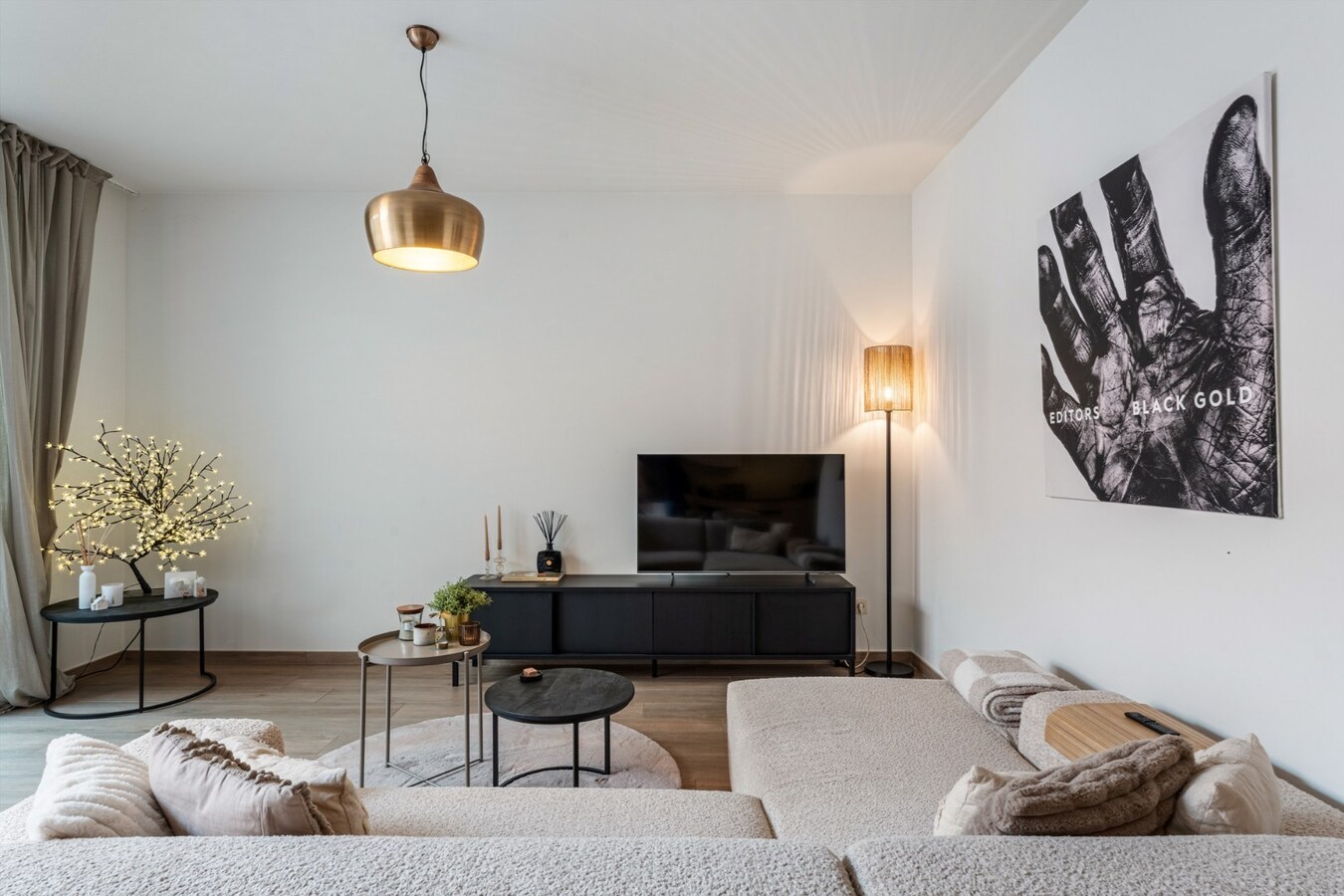 Recent, hoogwaardig afgewerkt gelijkvloers appartement, met terras en inpandige garage, in het centrum van Maaseik! 