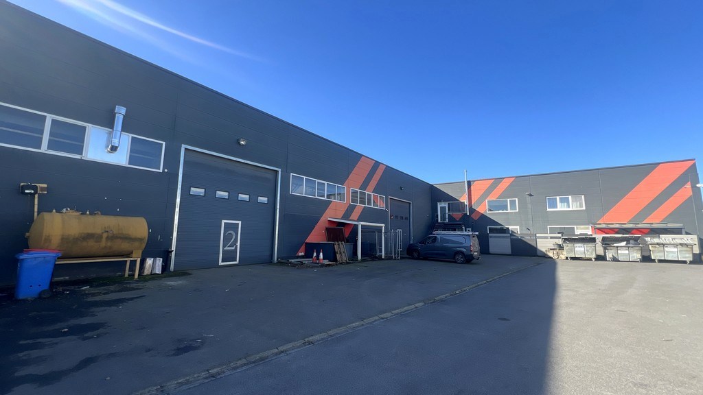 Magazijn met rolbrug en kantoren nabij N47 in Zele