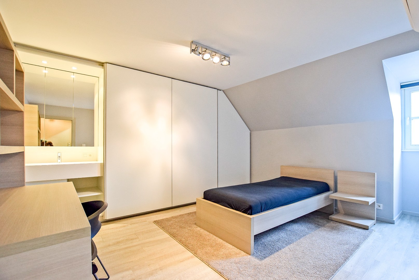 Kwalitatief afgewerkte woning met handelsruimte (536m² bewoonbaar) op een toplocatie. 