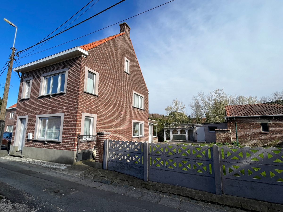 Aangename woning met tuin : zeer rustig gelegen én op slechts 50 m van de Gaverse Markt. 