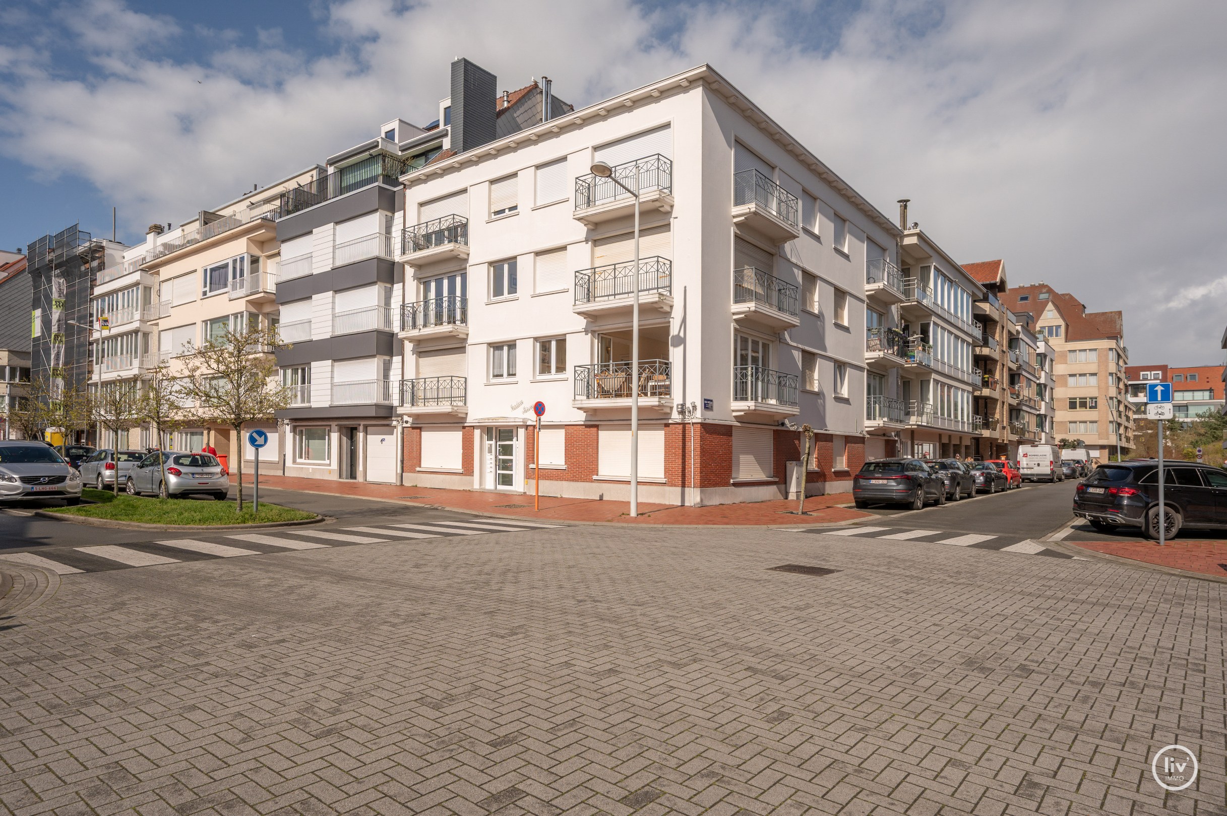 Zonnig HOEKappartement gelegen op de Van bunnenlaan met zicht op de Heilighart kerk te Knokke. 