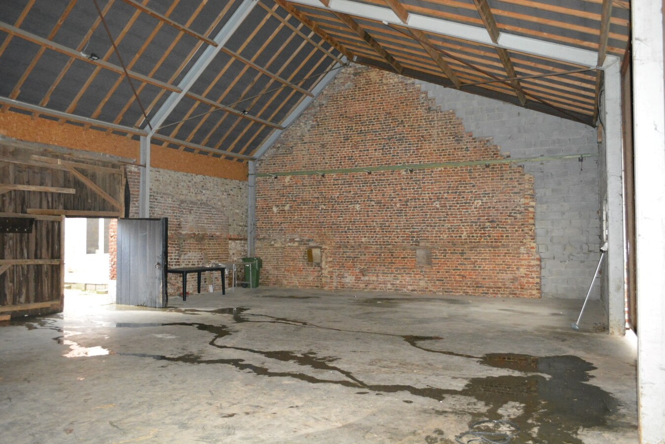 Hedendaagse woning met loods en bijgebouwen op 2.200 m² 