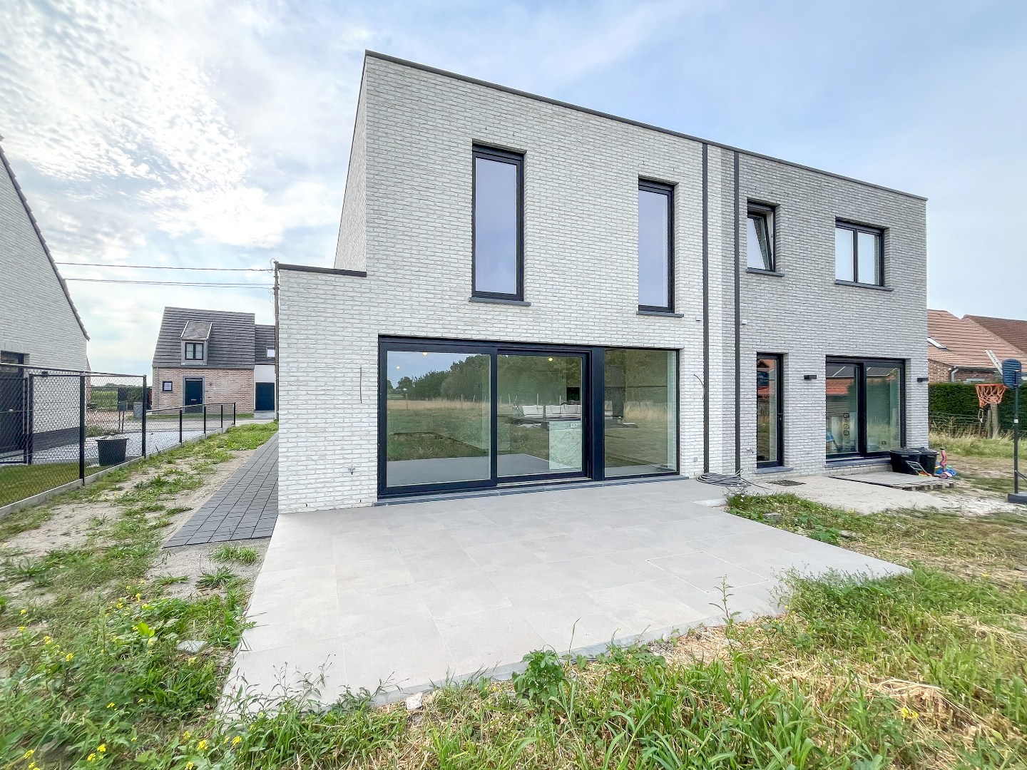 KIJKDAG ZATERDAG 7/2/2026 14u tot 16u - Moderne halfopen nieuwbouwwoning op 537 m² met landelijk verzicht op topligging te Torhout 