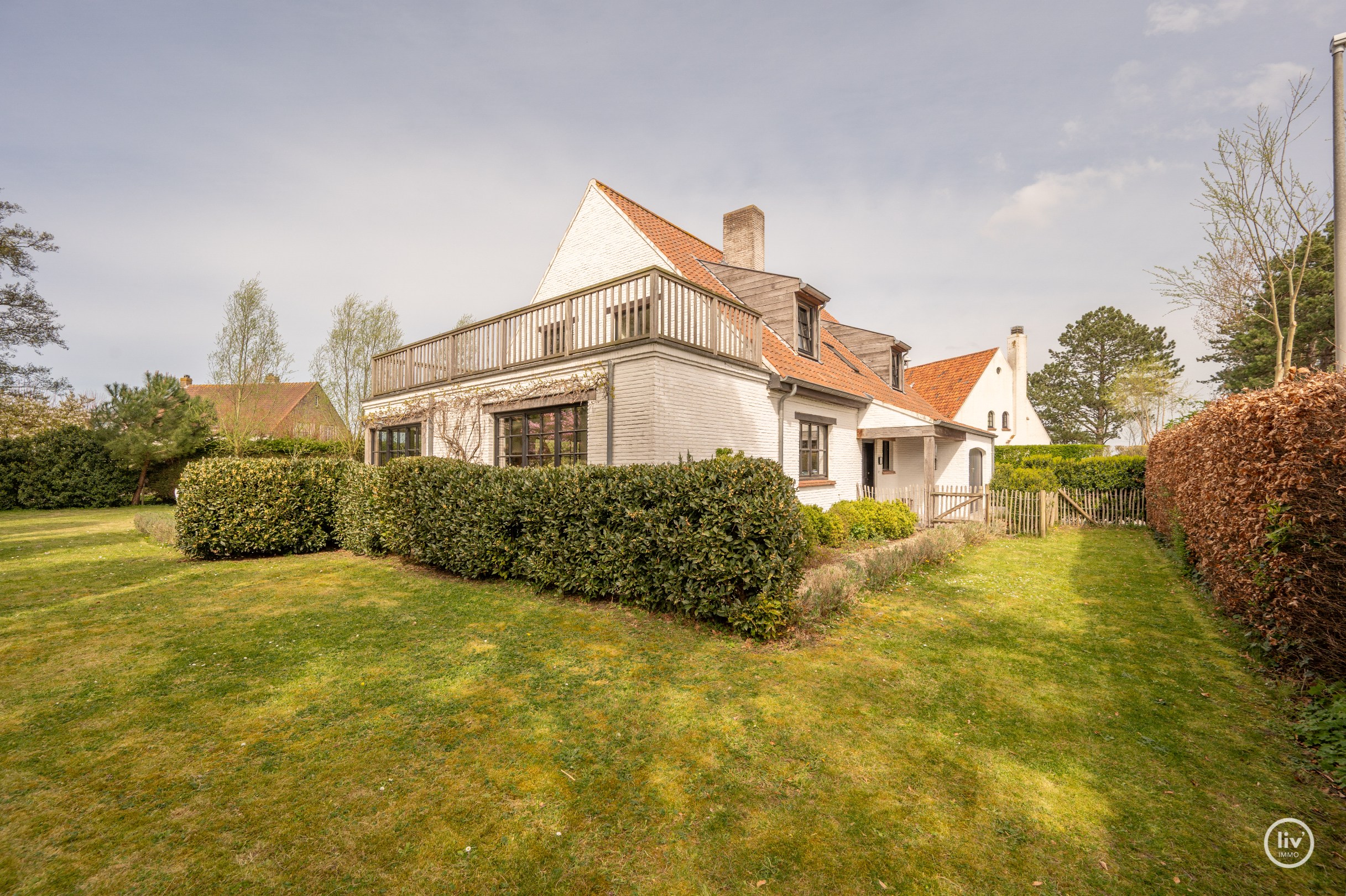 Prachtige vrijstaande villa rustig gelegen te Monikkendreef op een mooi perceel van 1000m2. 