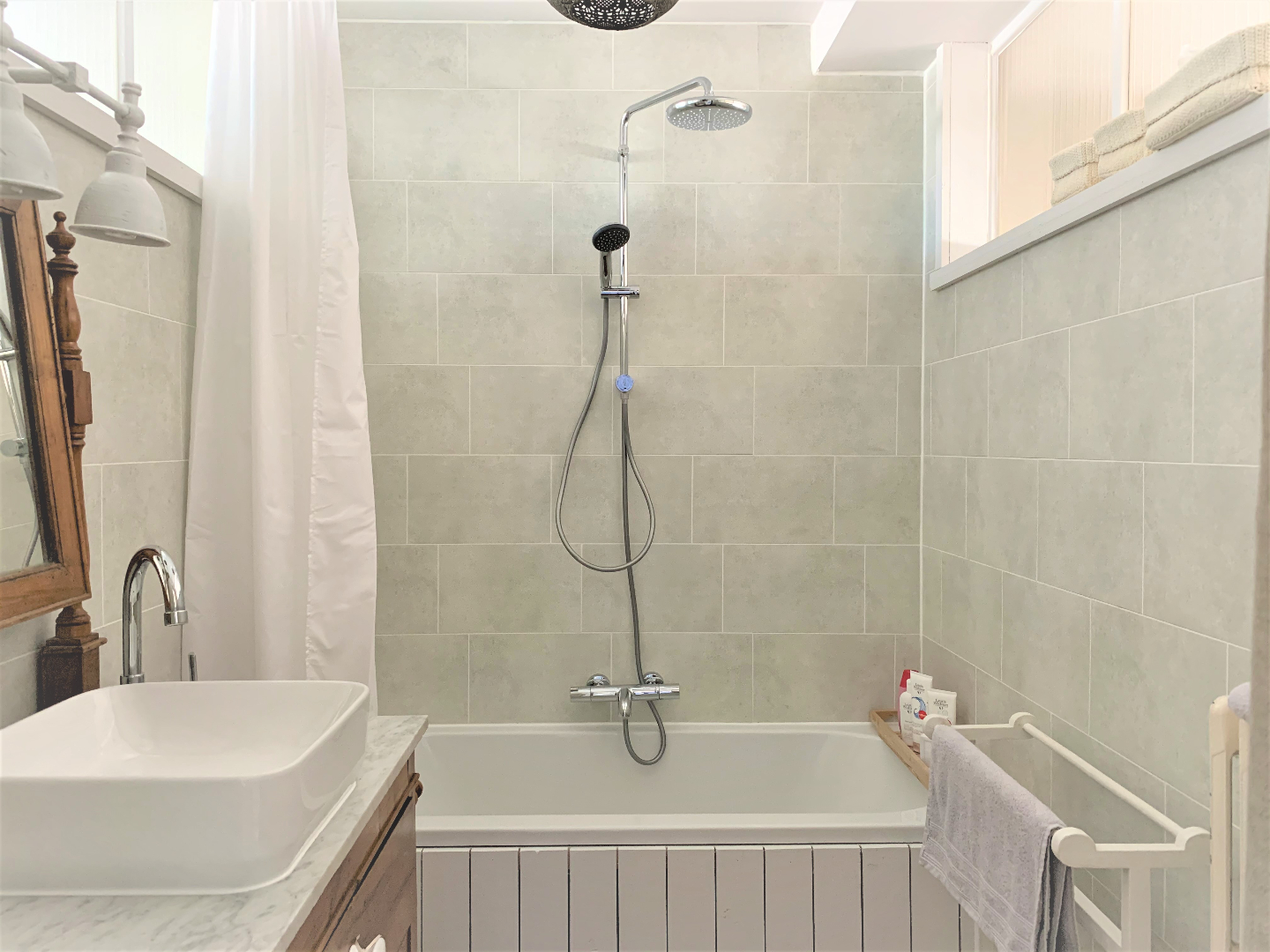 Ruim lichtrijk appartement met 2 slaapkamers en losstaande garage 