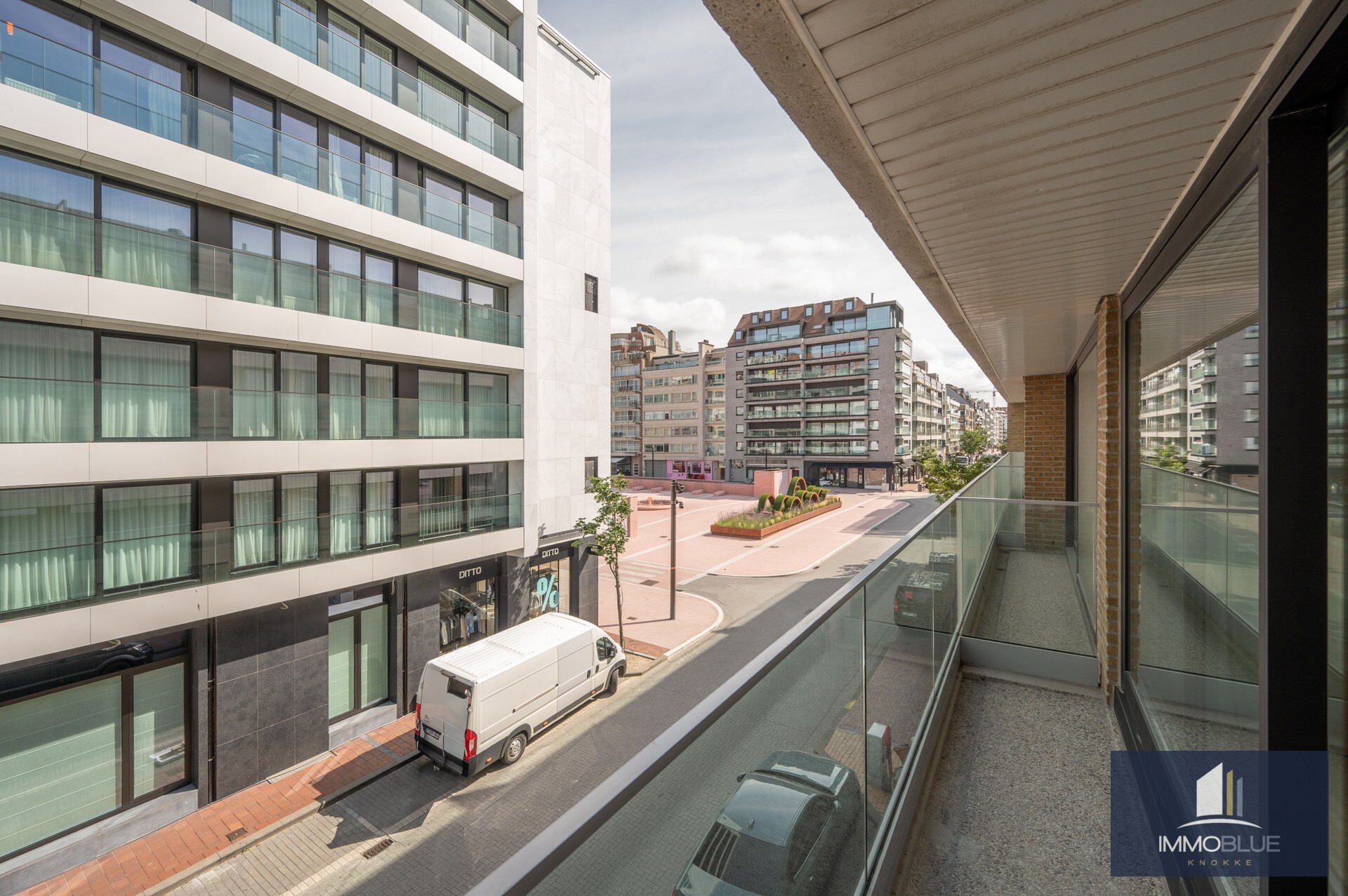 Stijlvol volledig gerenoveerd drie-slaapkamer appartement op toplocatie nabij het Lichttorenplein. 