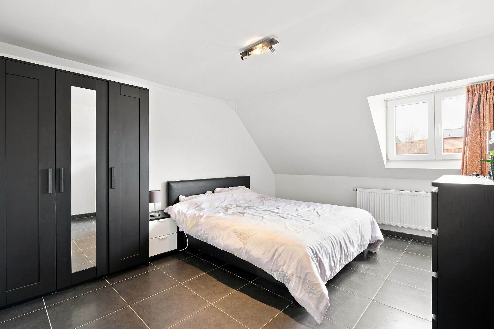 Ruime hoekwoning met 3 woonunits in het centrum van De Panne. 