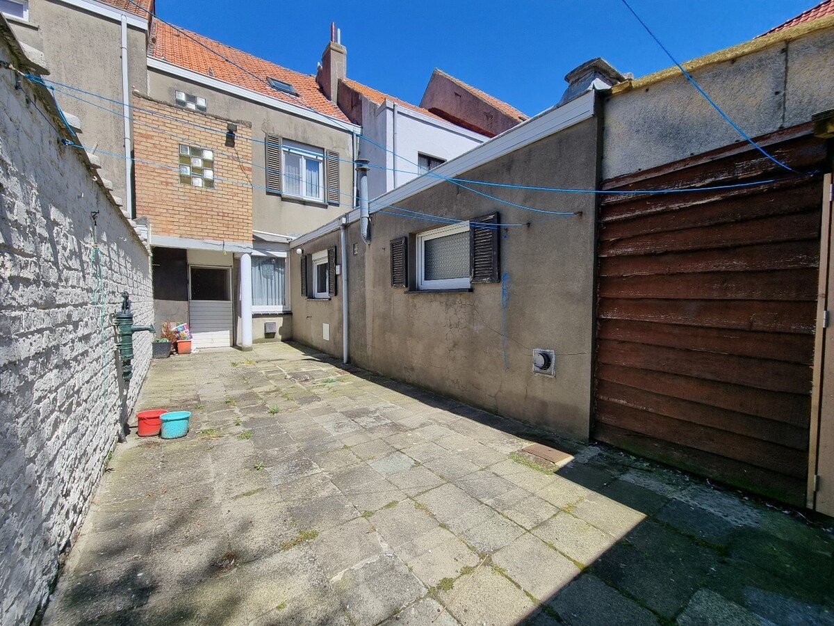 Te moderniseren woning op centrale ligging te Heist 