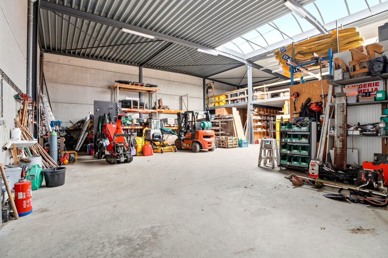 Uniek bedrijfsvastgoed met woonst in Westrozebeke te koop! 