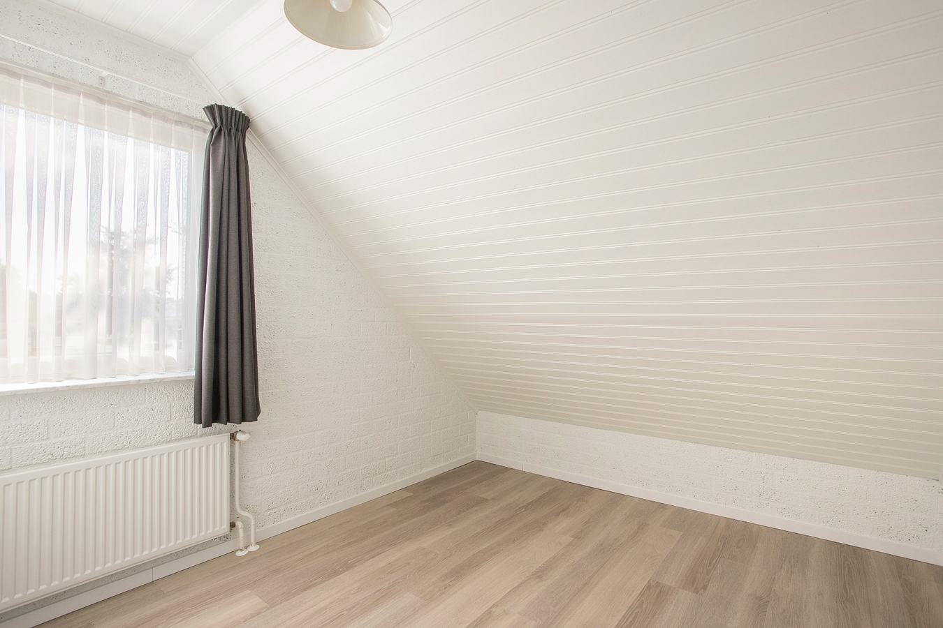 Deze vrijstaande woning met bedrijfsgebouwen staan aan de rand van Reusel tegen het bedrijventerrein. 