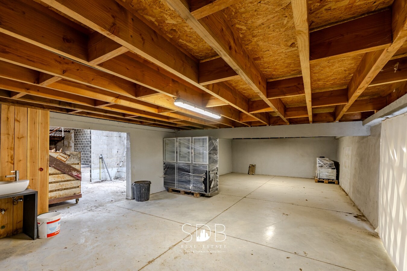Landelijke villa met ruime bedrijfsgebouwen en opslagmogelijkheden op 23.740m² 