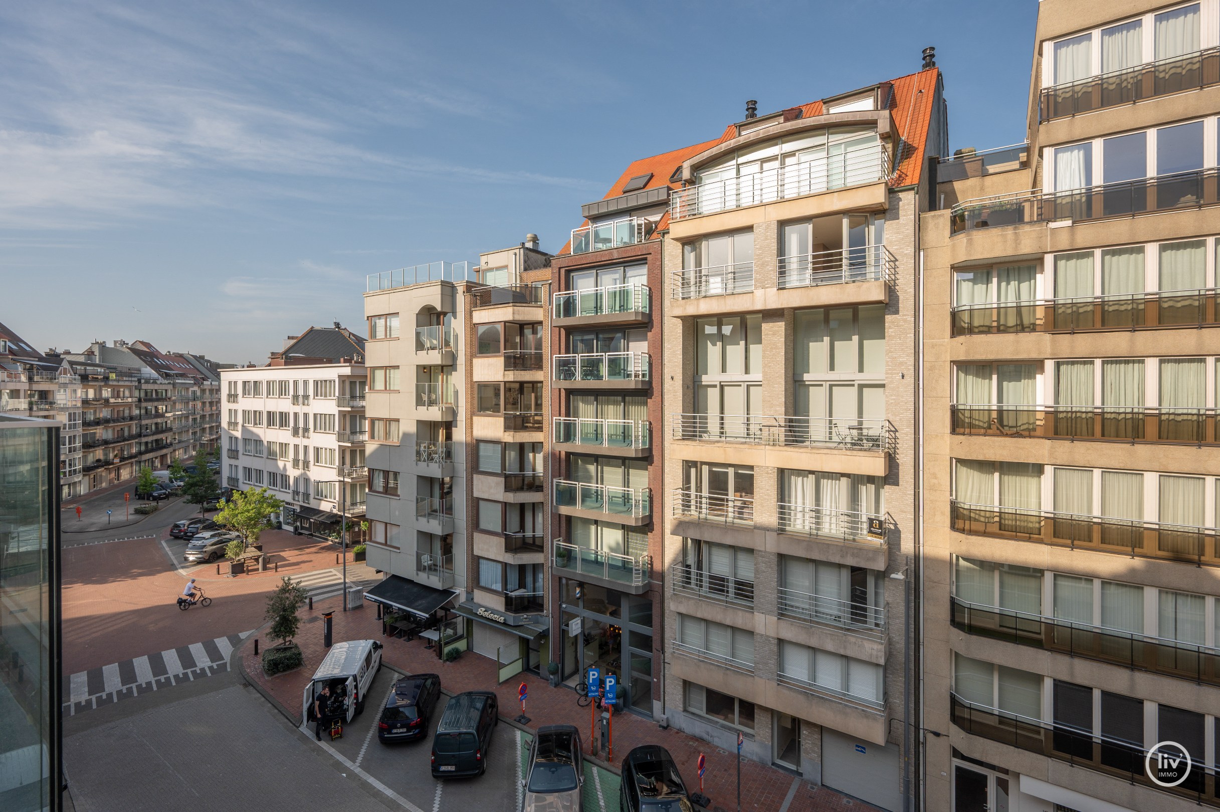Appartement en triplex prêt à emménager situé près de la place Rubens avec vue latérale sur la mer. 