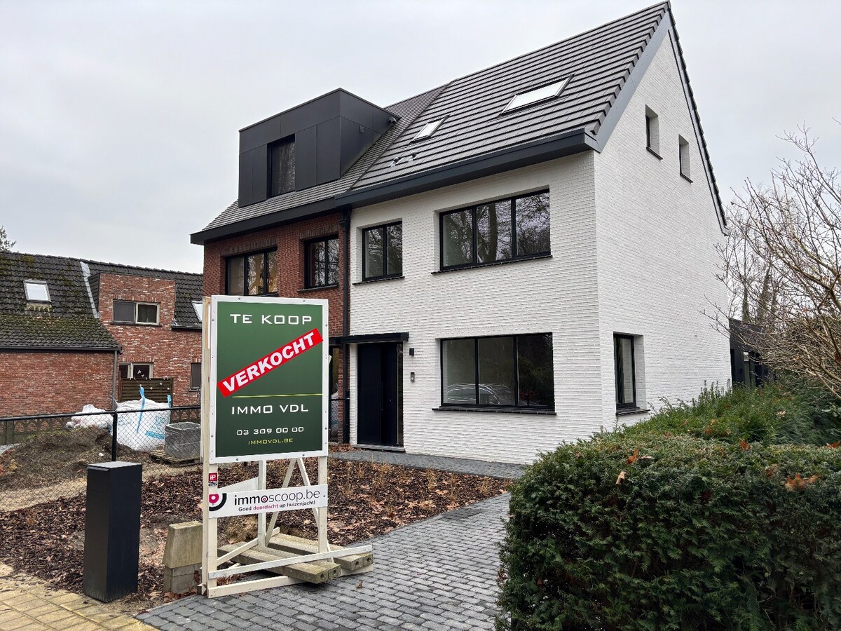 Energiezuinige instapklare woning met 4 slaapkamers en bijgebouw in hartje Schilde 