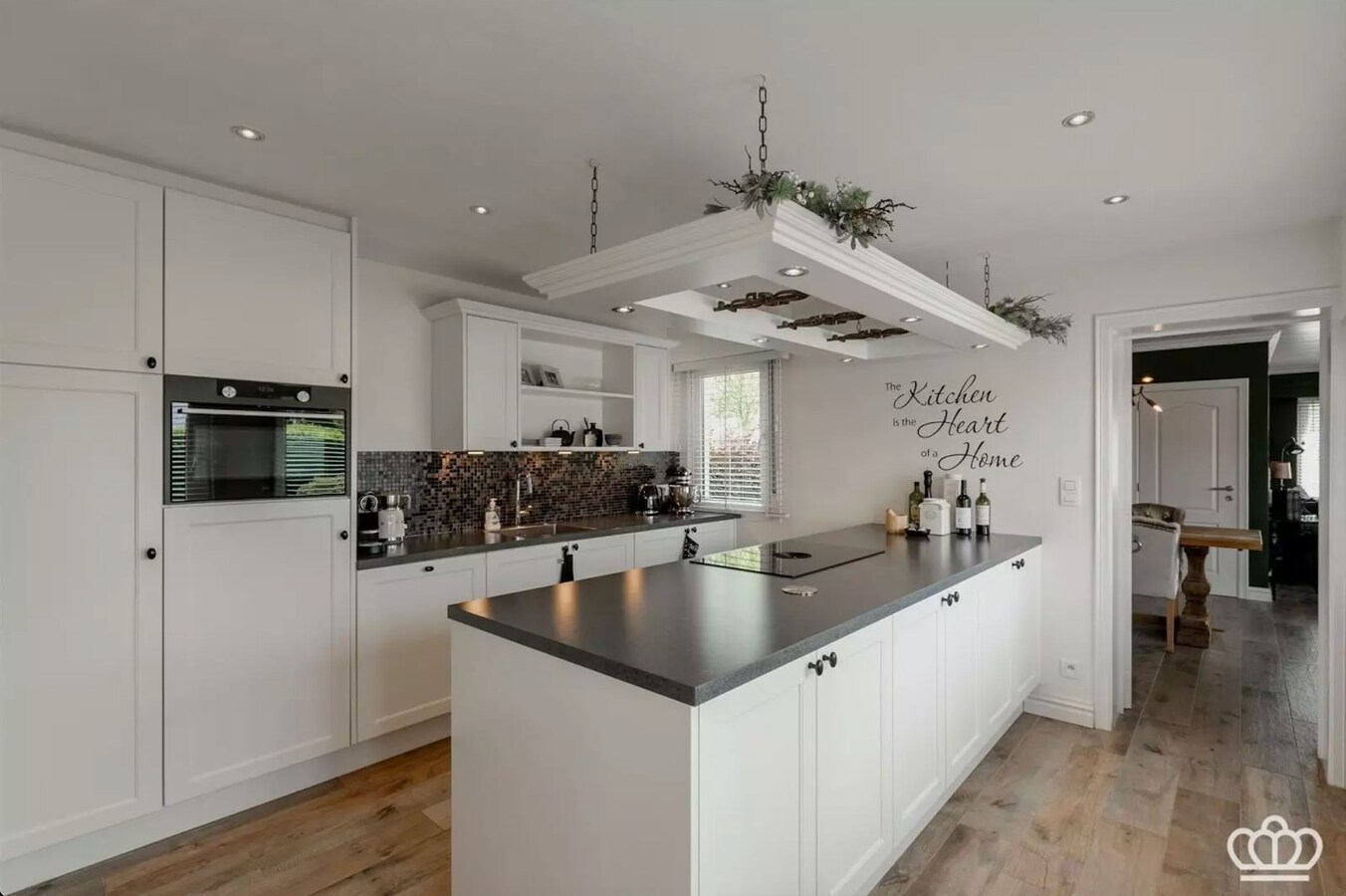 Magnifiquement située, charmante maison avec des installations pour chevaux sur environ 1,8 ha à Essen. 