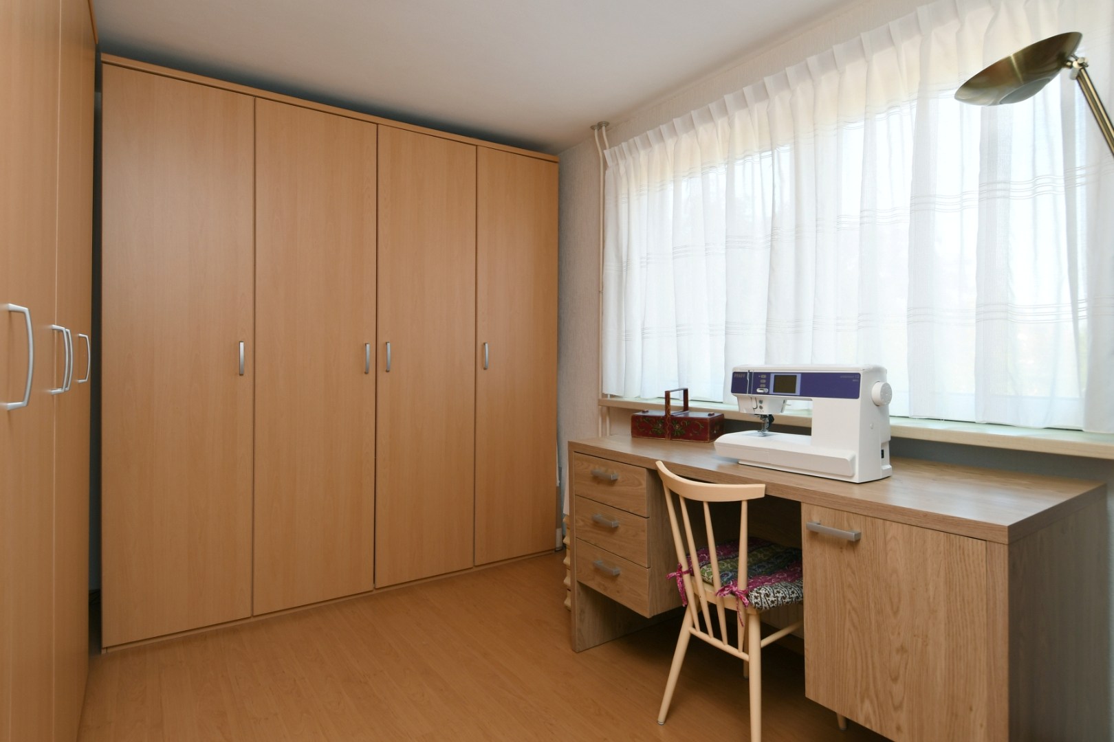 Verrassend ruim geschakeld/vrijstaand woonhuis met vier slaapkamers, inpandige garage en tuin met volop privacy in hartje Koningslust 