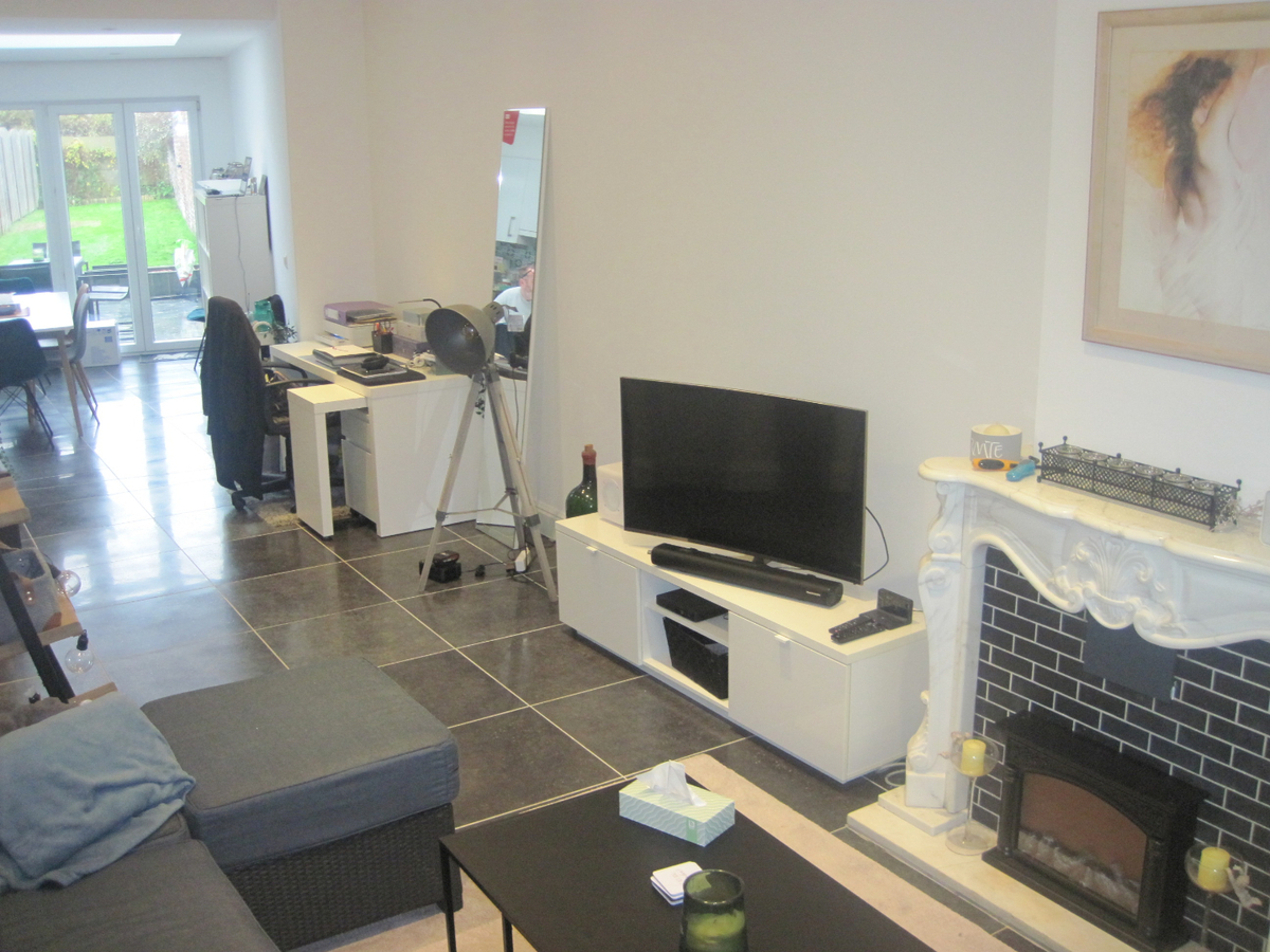 Recent vernieuwde, ruime rijwoning in hartje Gavere. 