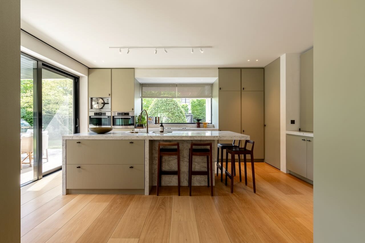 Magnifique villa récente de style contemporain allie une finition intemporelle à un emplacement unique et une vue imprenable sur le Zwin. 