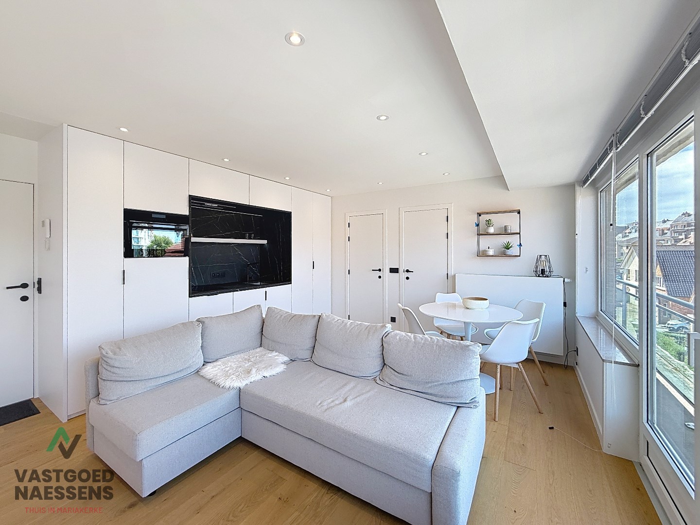 SCHITTEREND VERNIEUWDE STUDIO MET SLAAPHOEK VLAKBIJ ZEEDIJK 