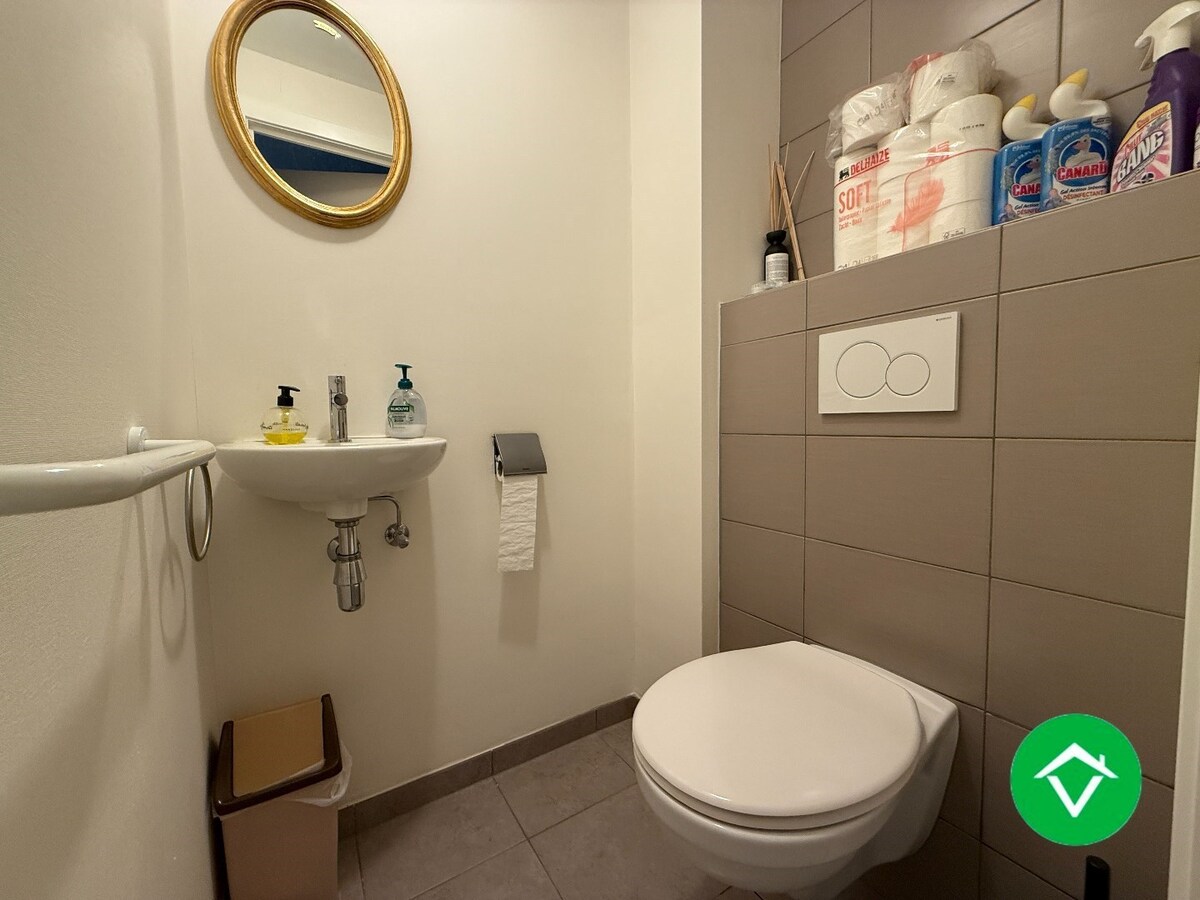 Gelijkvloers appartement op een centrale ligging met één slaapkamer, tuin en autostaanplaats te Roeselare 