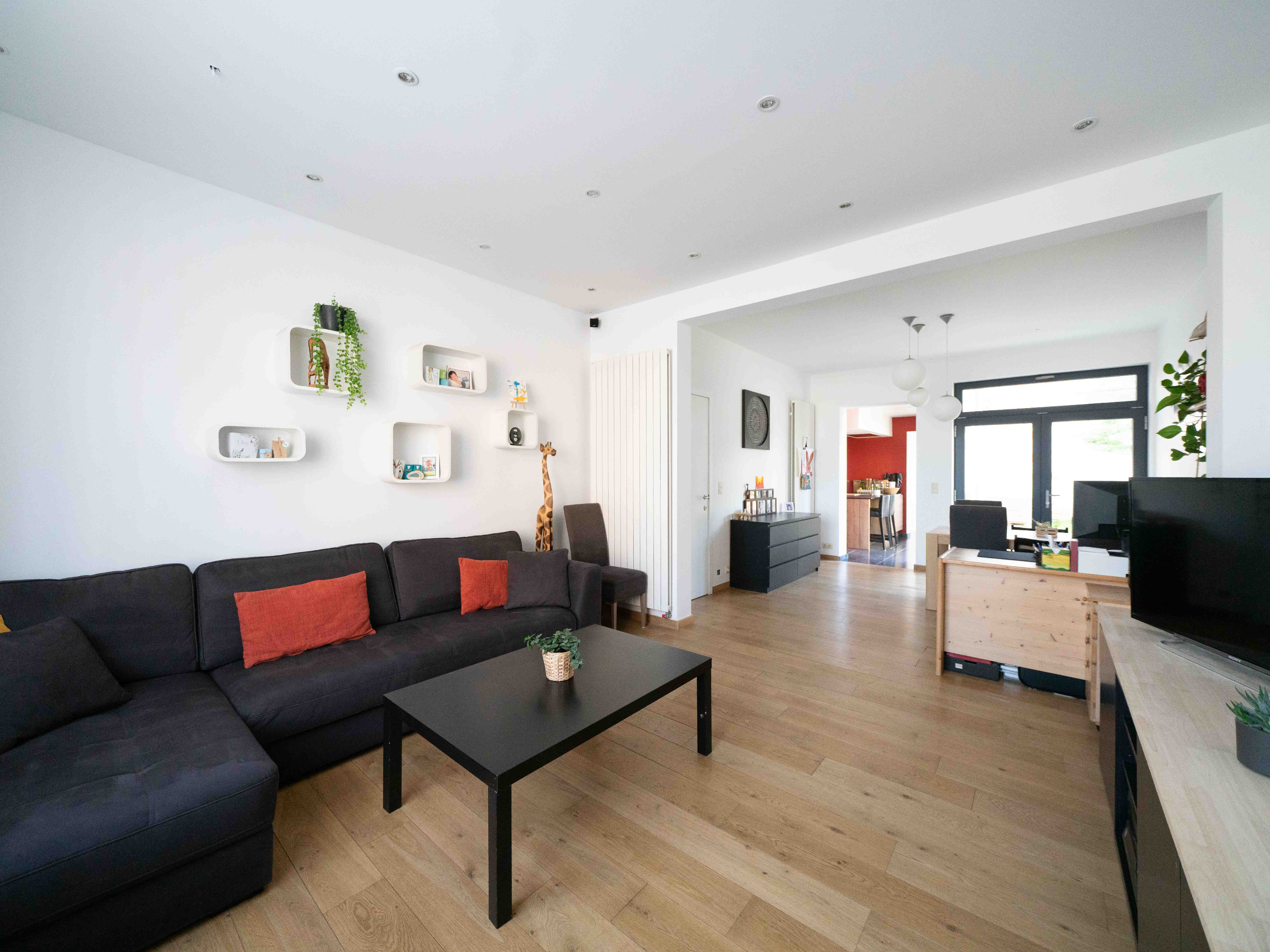 Volledig gerenoveerde woning met 4 kamers, tuin en garage 