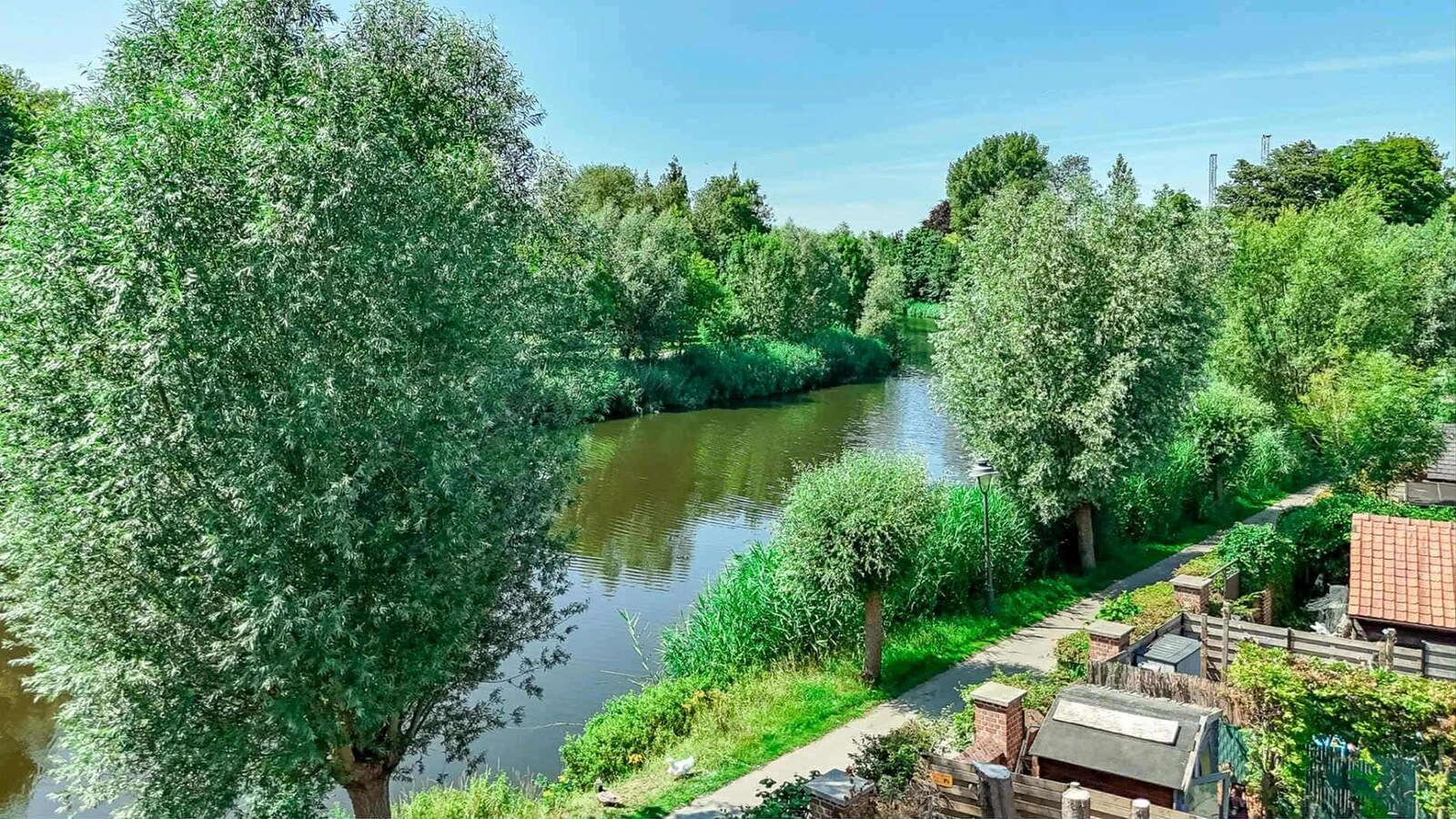 Gerenoveerde rijwoning met 3 slaapkamers en tuin te Roeselare 