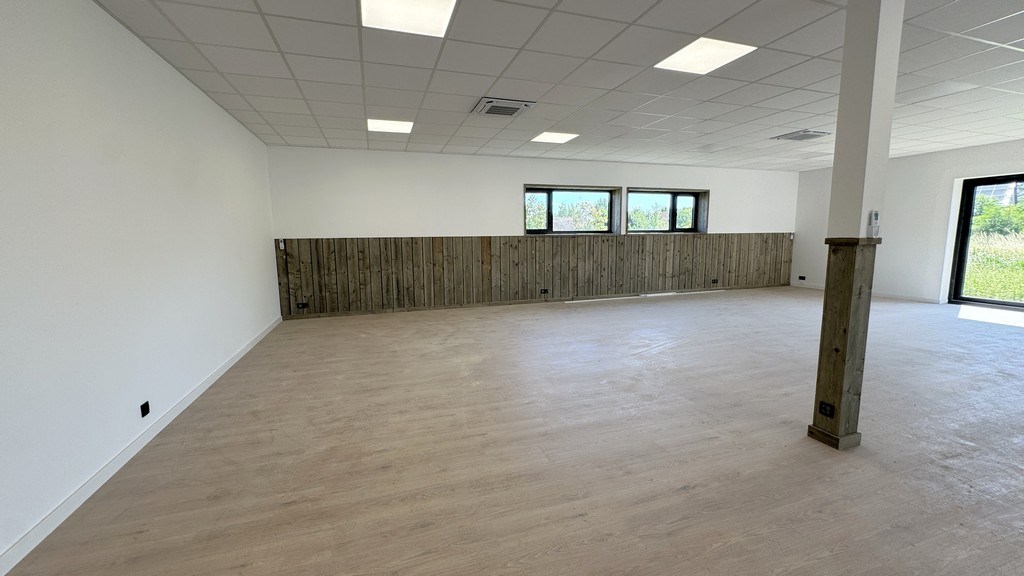 Gerenoveerd kantoor met magazijnen te huur nabij N16 te Temse