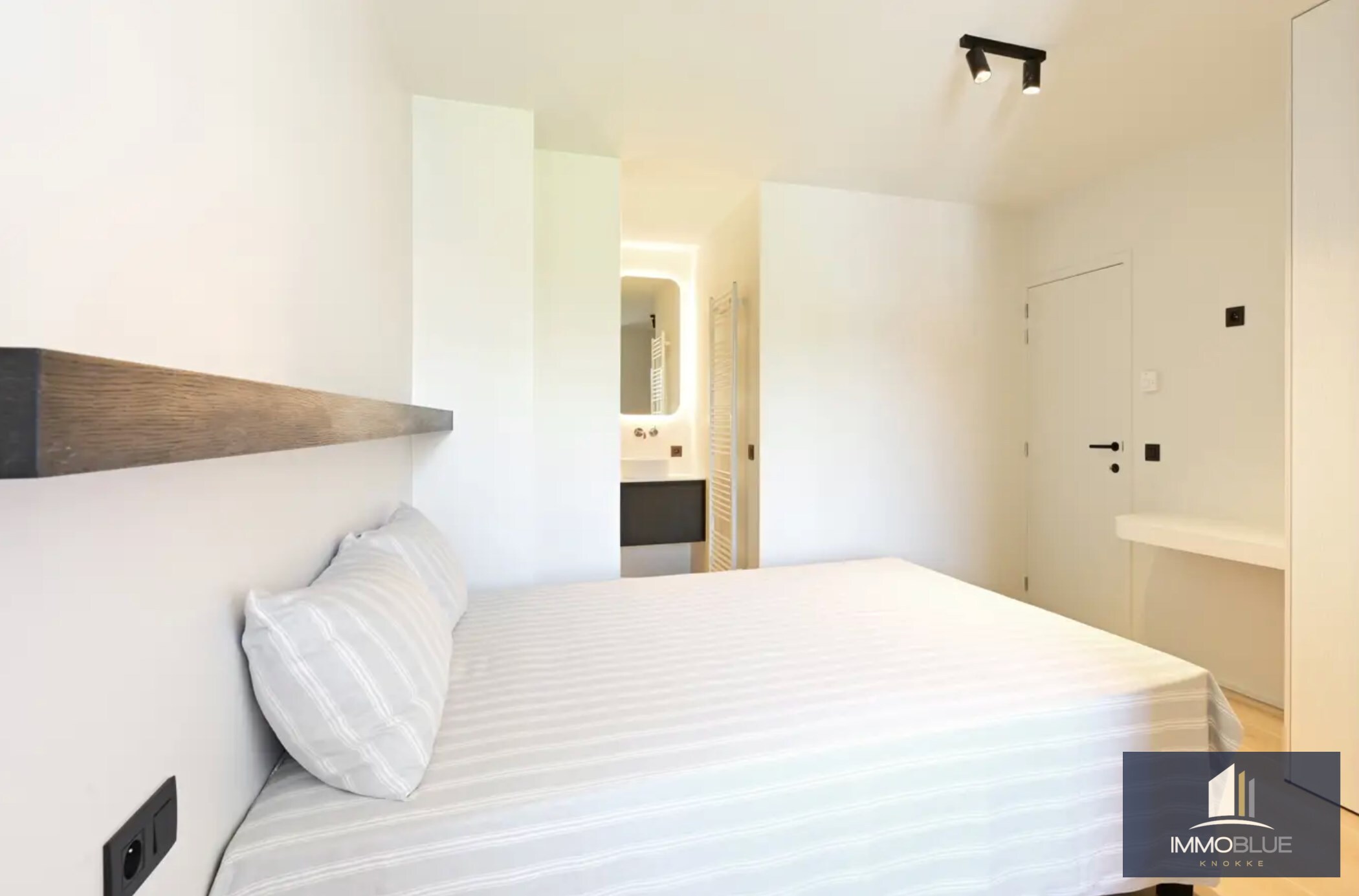 Nouvelle construction villa jumelée proche du centre de Knokke et à distance de marche de la plage. 