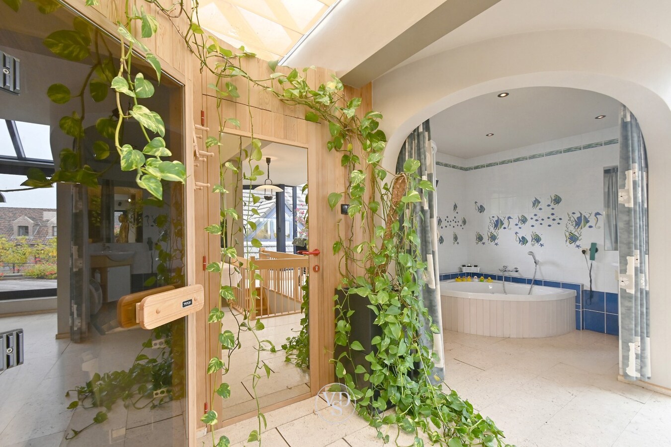 Ruim handelspand met penthouse in villastijl 