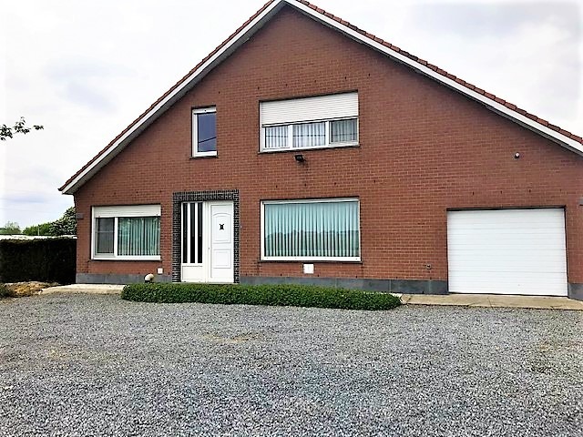 Landelijk gelegen op te frissen woning met 4 slaapkamers te Westrozebeke. 