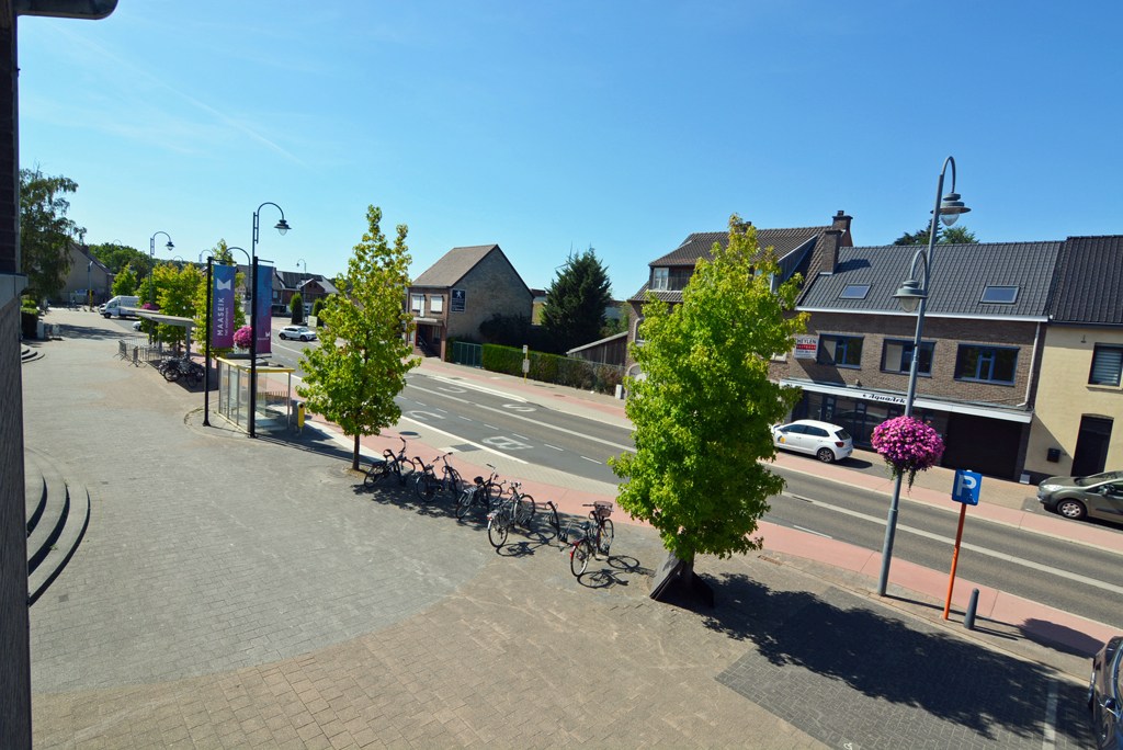 Modern triplex appartement met 3 slpks, terras, kelderberging en autostaanplaats. 