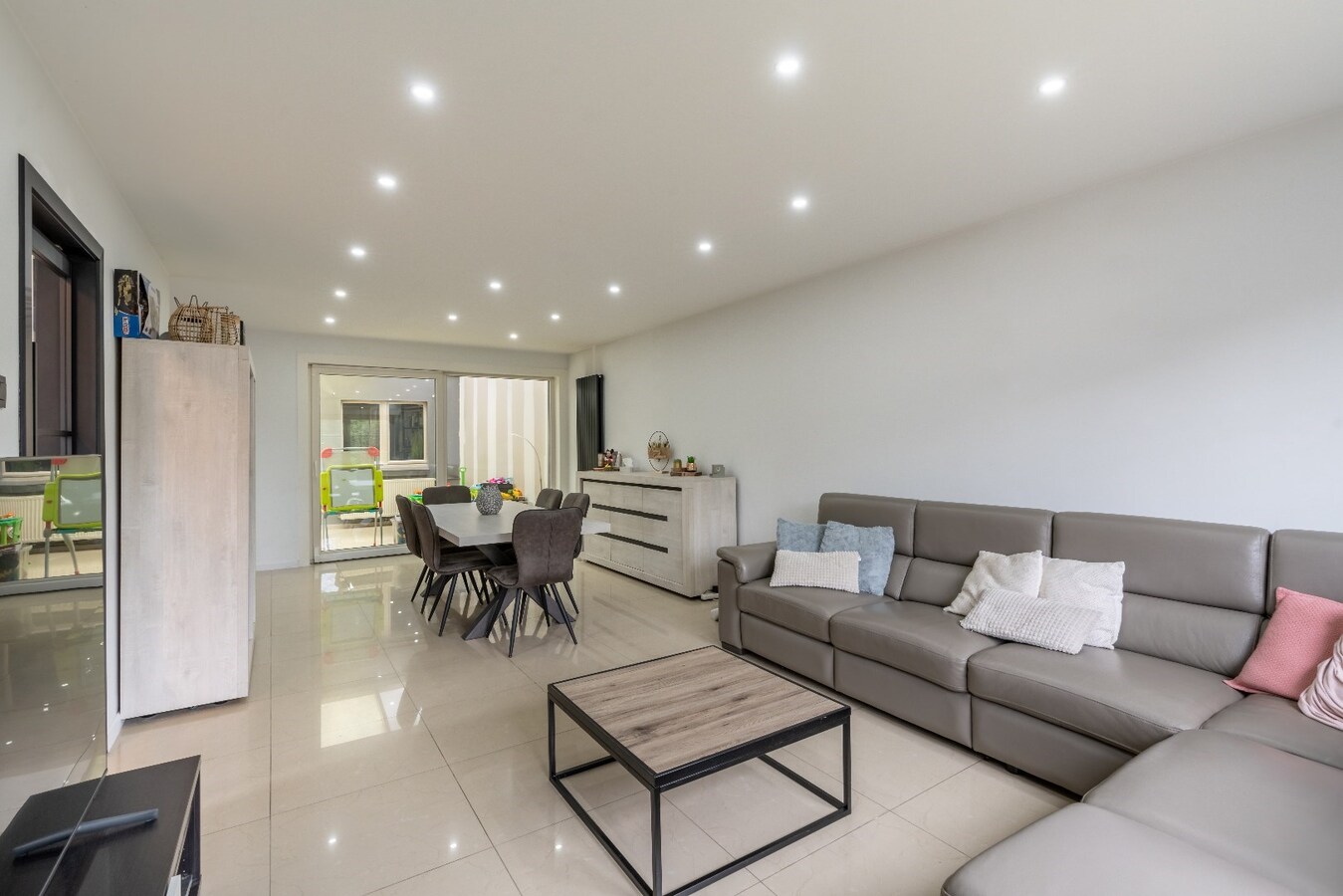 Ruime gerenoveerde woning in Niel-bij-As met 3 slaapkamers. 