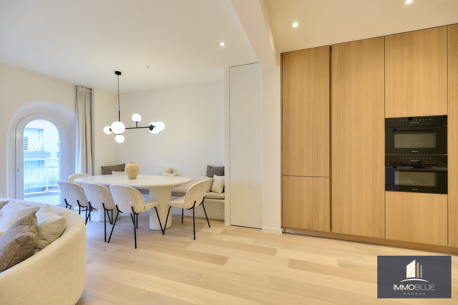 Appartement spacieux, entièrement rénové, avec quatre chambres et vue latérale sur la mer, situé à proximité de la Place Van Bunnen. 