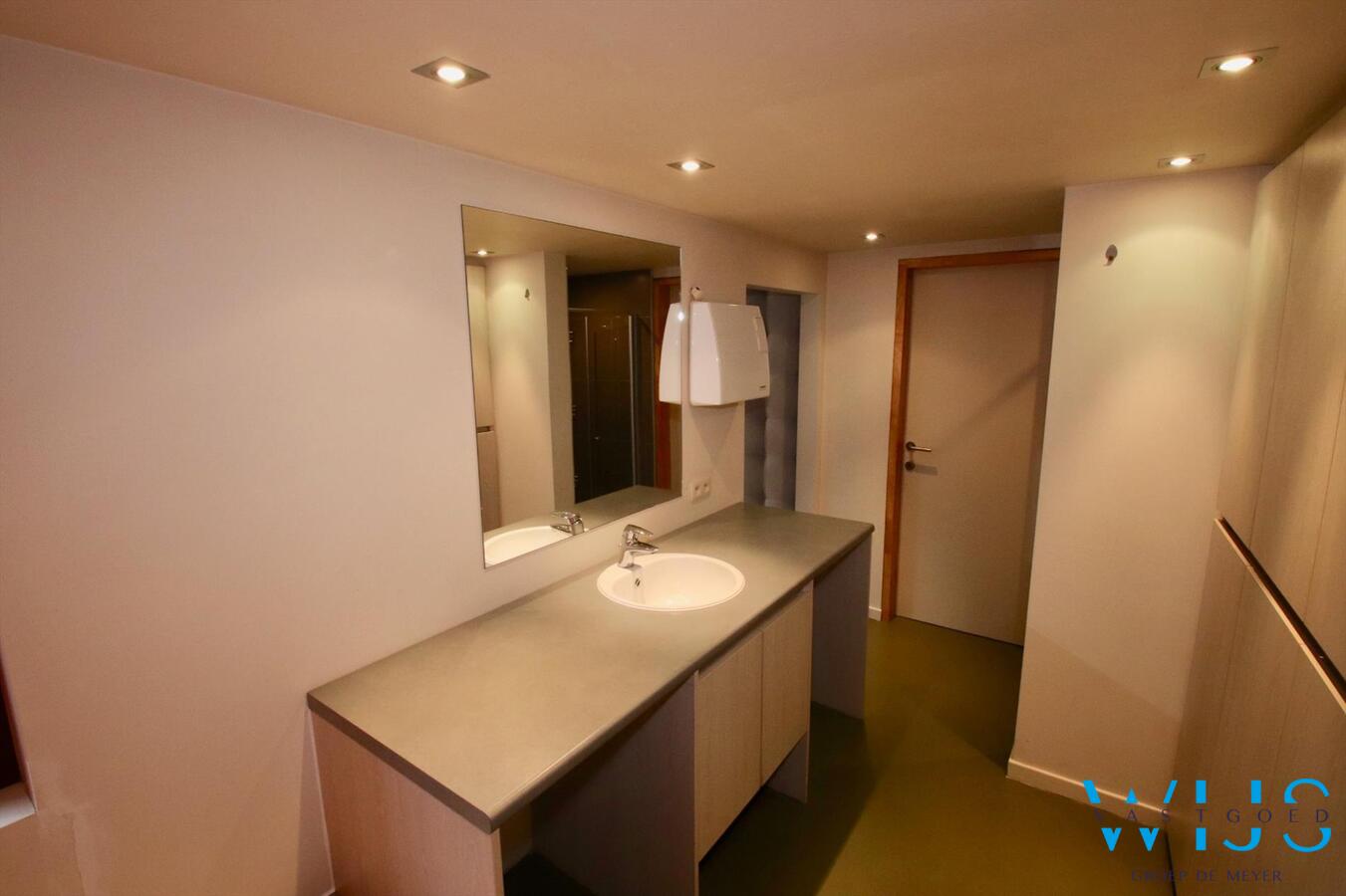 Woning met 2 entiteiten (MOGELIJKHEDEN) en garage in centrum ASSENEDE! 