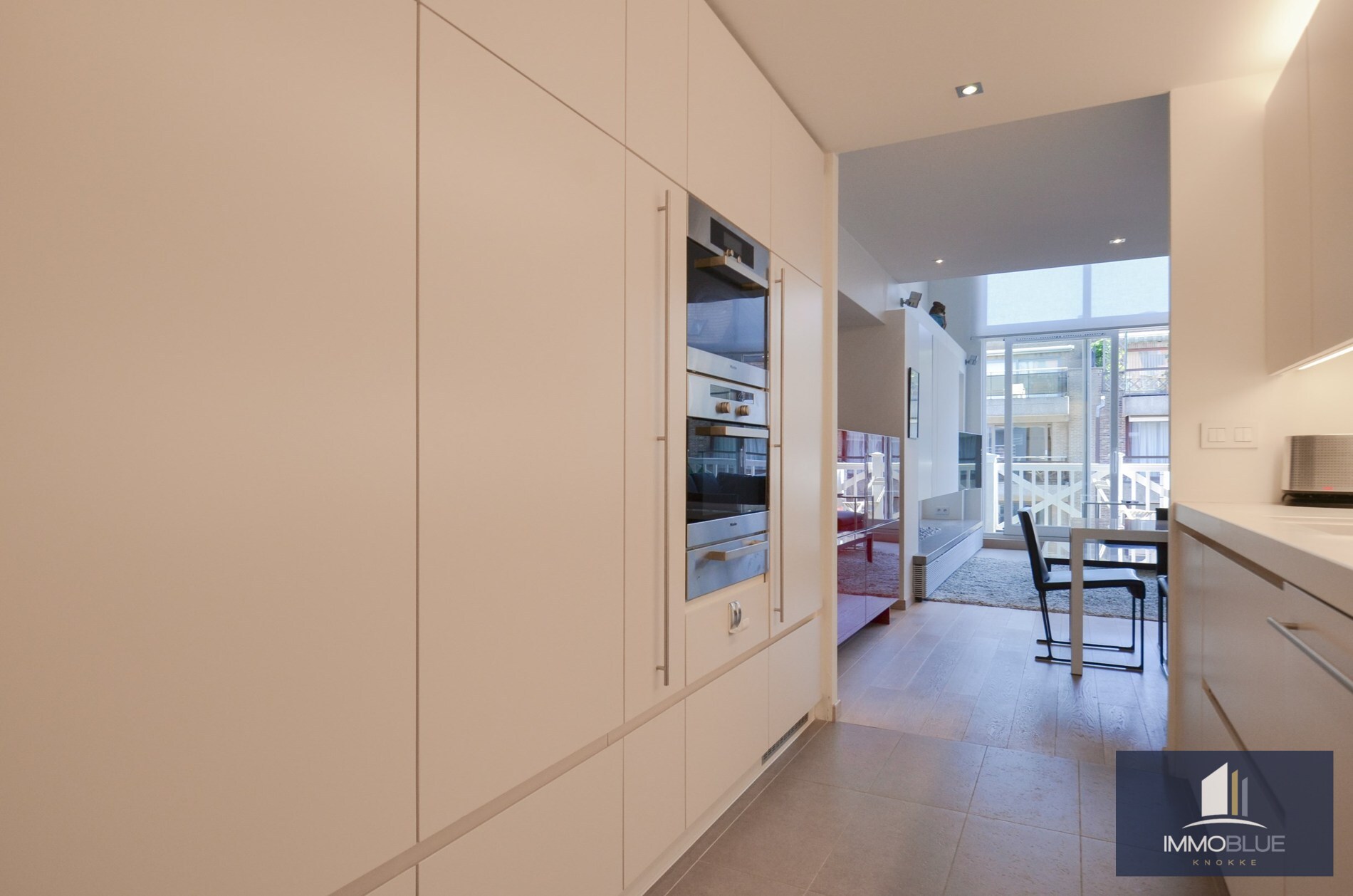 Duplex mezzanine lumineux et spacieux à louer, situé à deux pas de la mer. 