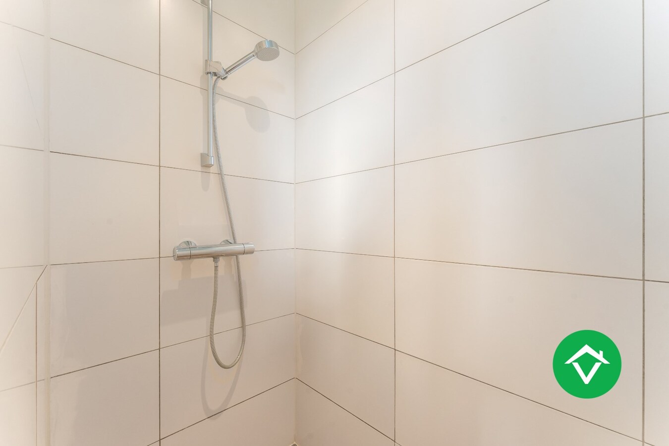 Instapklare, recente woning (2018) met 4 slaapkamers en garage in hartje Koekelare. 