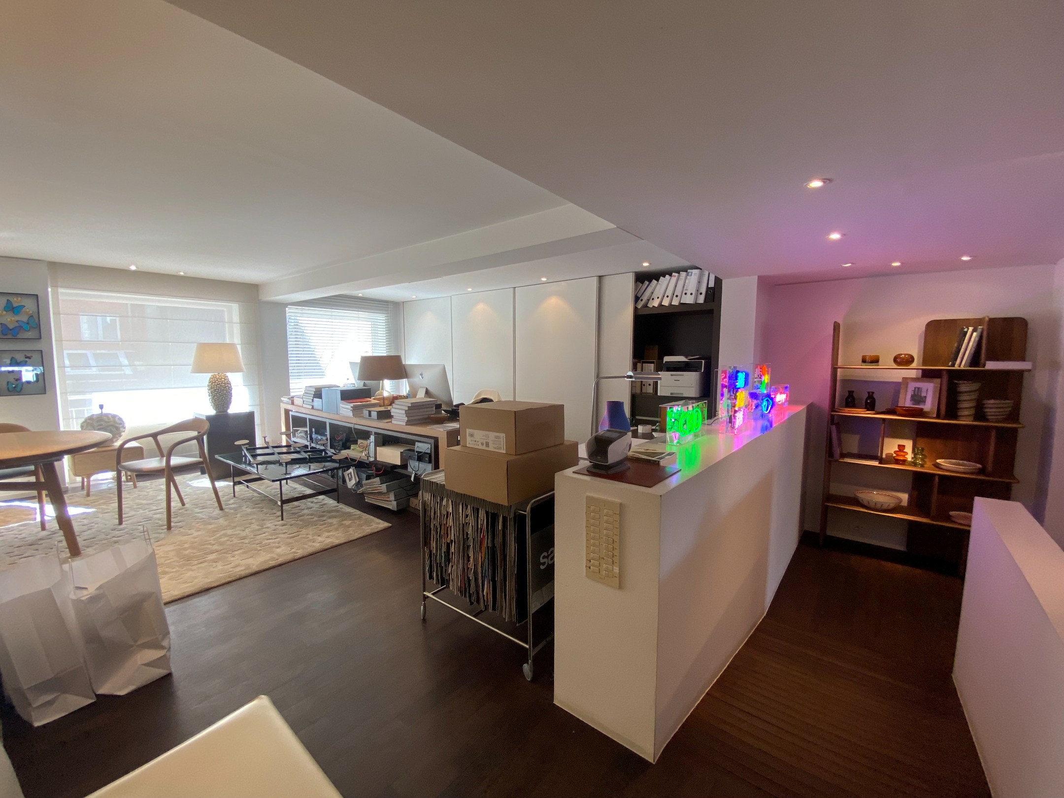 À LOUER : Spacieux local commercial sur la digue du Zoute avec une large vitrine 