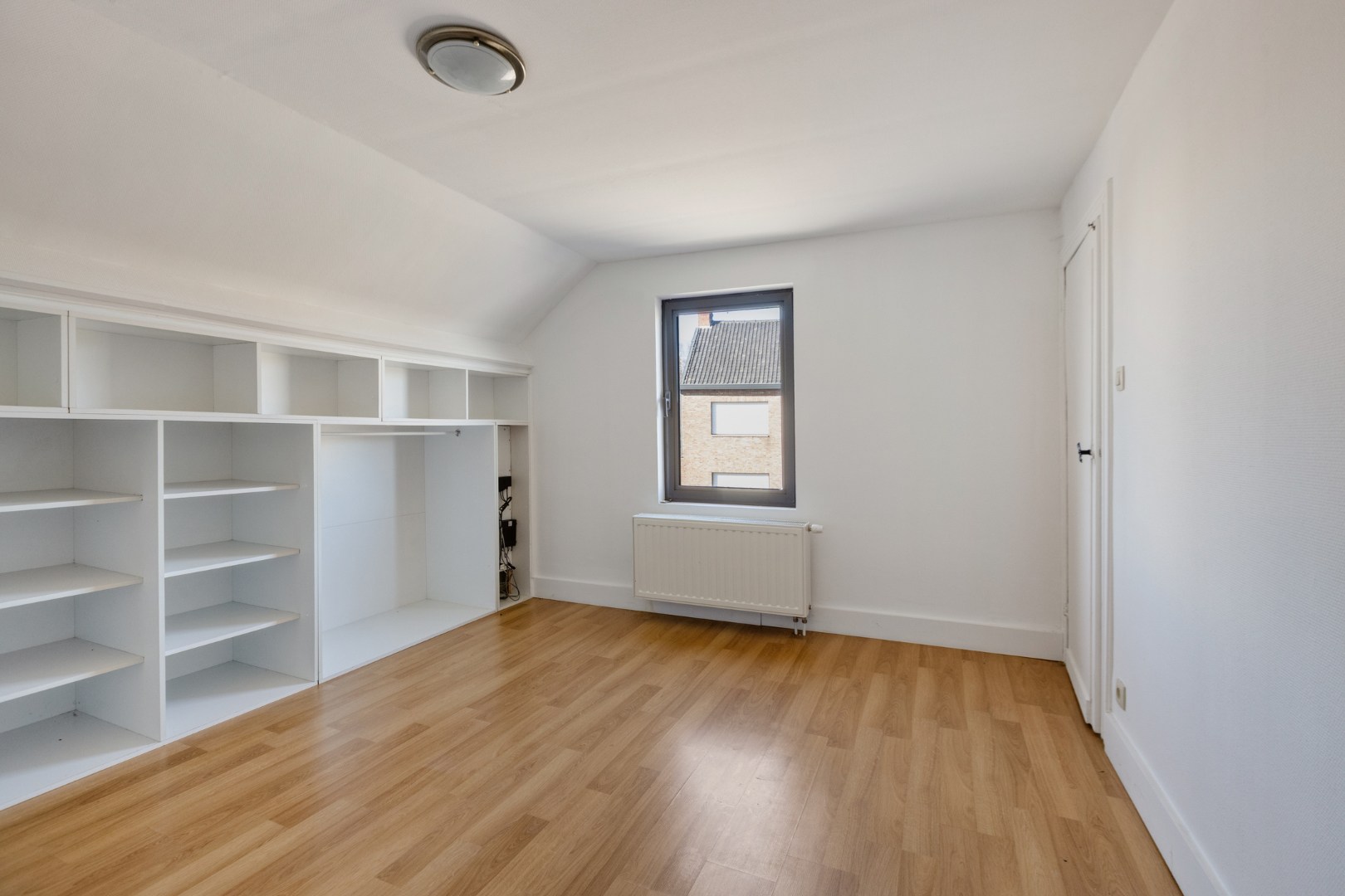 Ruime gezinswoning met 3 slpk. en ruimte voor bijberoep in Mol-Sluis 