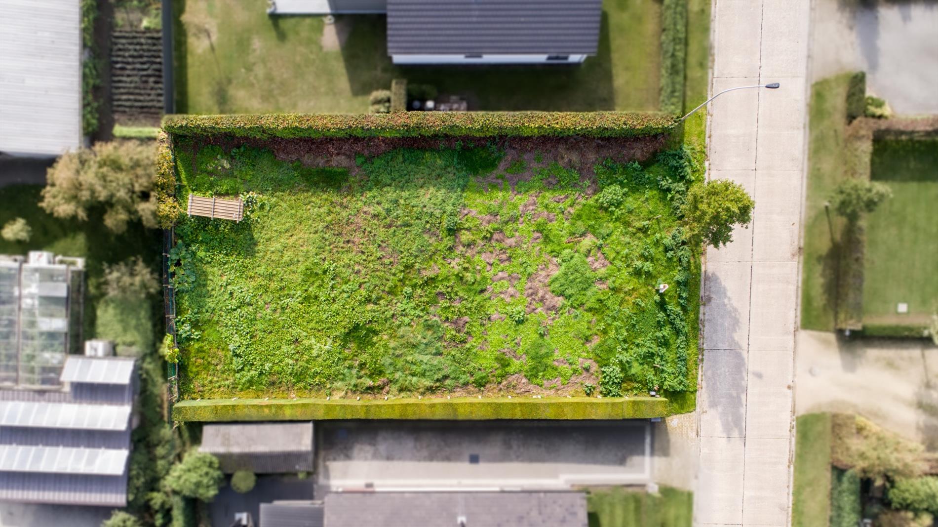 Oostelijk georiënteerd lot bouwgrond 598m² voor open bebouwing rustig gelegen te Adegem 