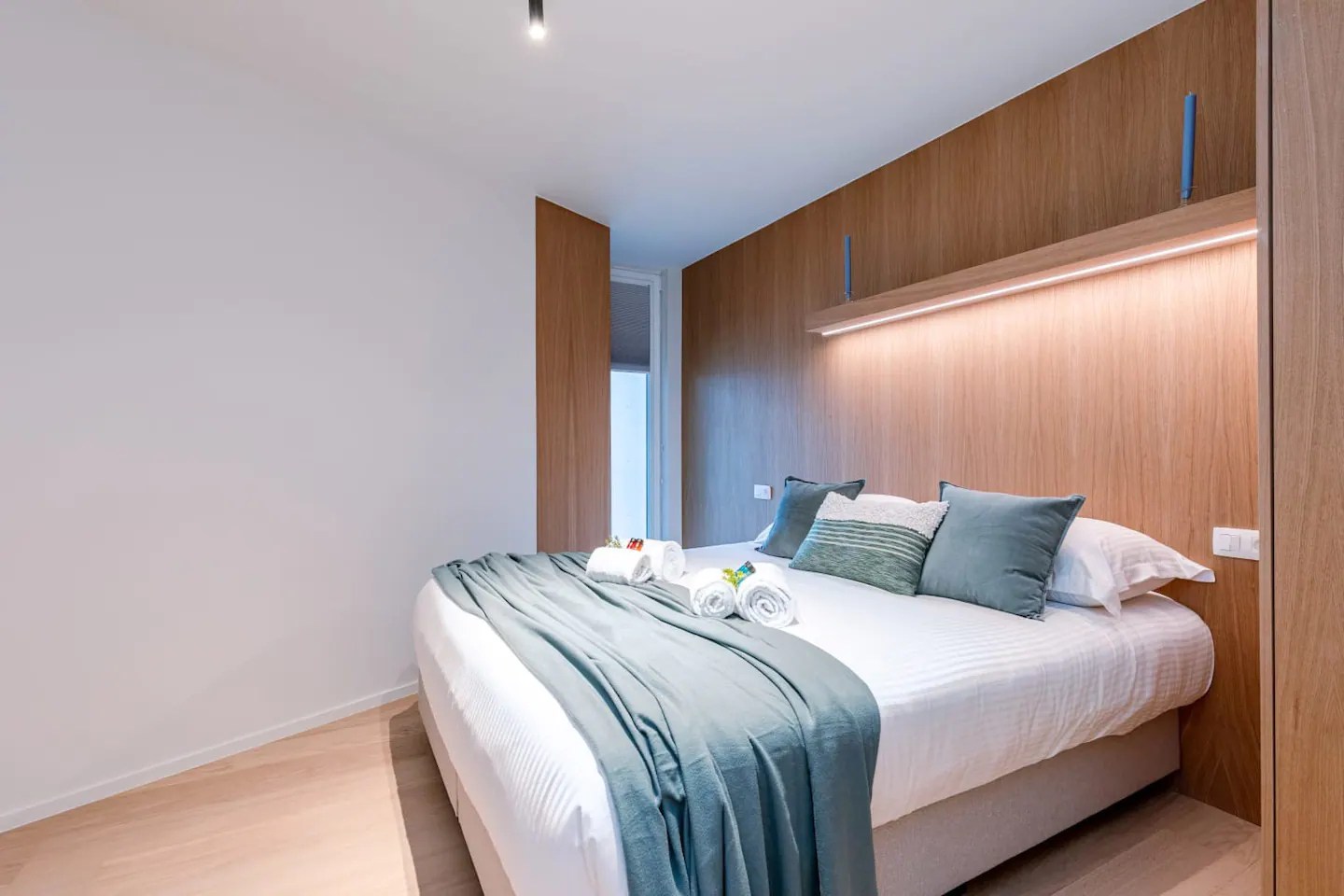 GEMEUBELD: Recent gerenoveerd en lichtrijk appartement, met zijdelings zeezicht, vlakbij het strand en het Casino. 