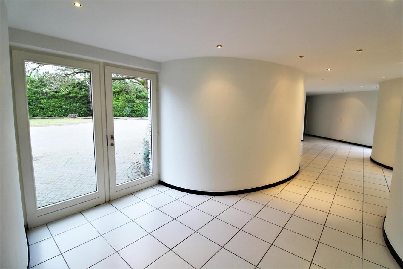 Villa avec infrastructures équestres, piscine, court de tennis, piste de trot et prairie sur environ 2ha65a à Huldenberg (Brabant Flamand) 