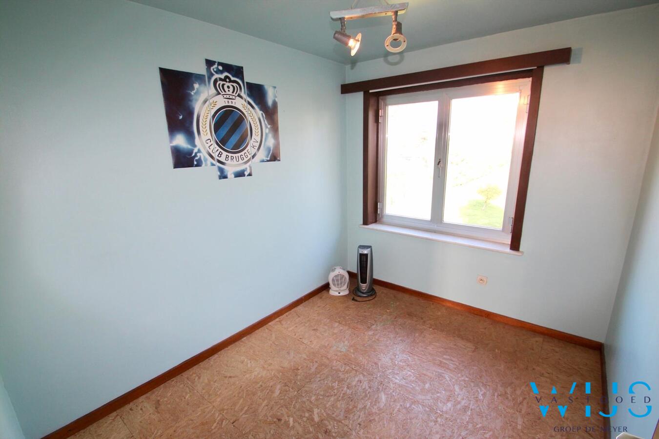 Vlot te renoveren woonhuis op een ruim perceel van 1130 vierkante meter te OOSTEEKLO ! 