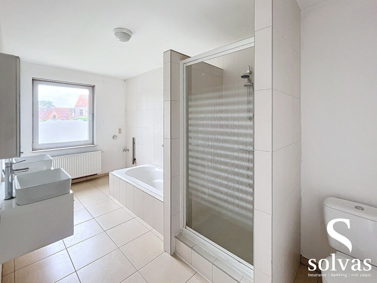 Drieslaapkamer woning in centrum Lotenhulle met tuin en garage 