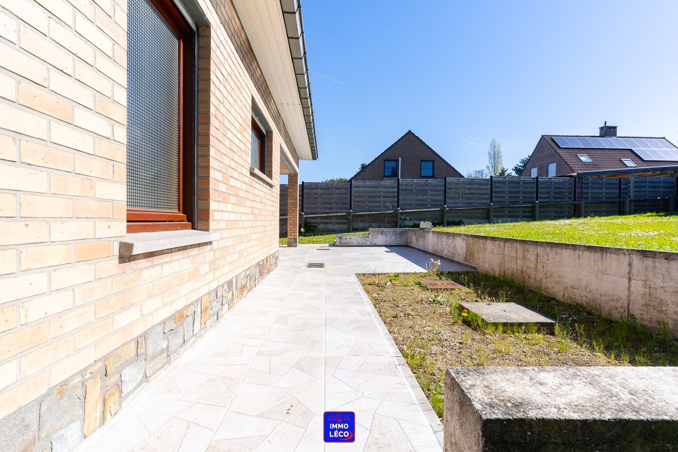 Villa "Plain-Pied" érigée sur 571m² avec garage, terrasse et jardin. 