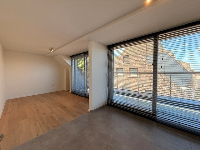 Luxe duplexappartement te huur in het hart van Maaseik, met lift, 2 slaapkamers en 2 terrassen. 
