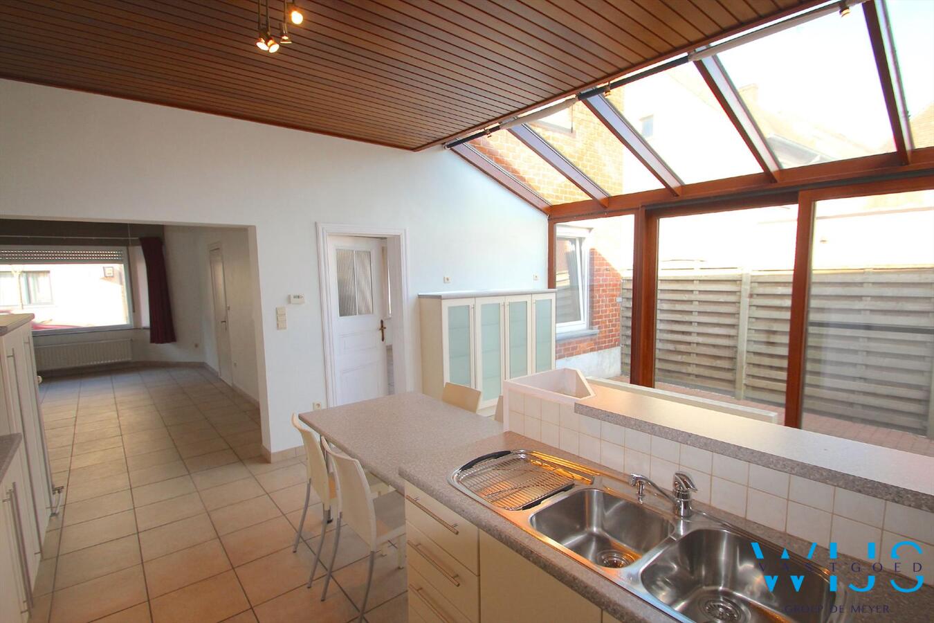 Zeer centraal gelegen en ruime woning met garage te Ertvelde ! 