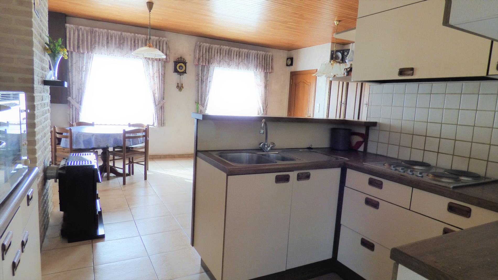 Charmante en verrassend ruime halfopen woning te Kuurne 