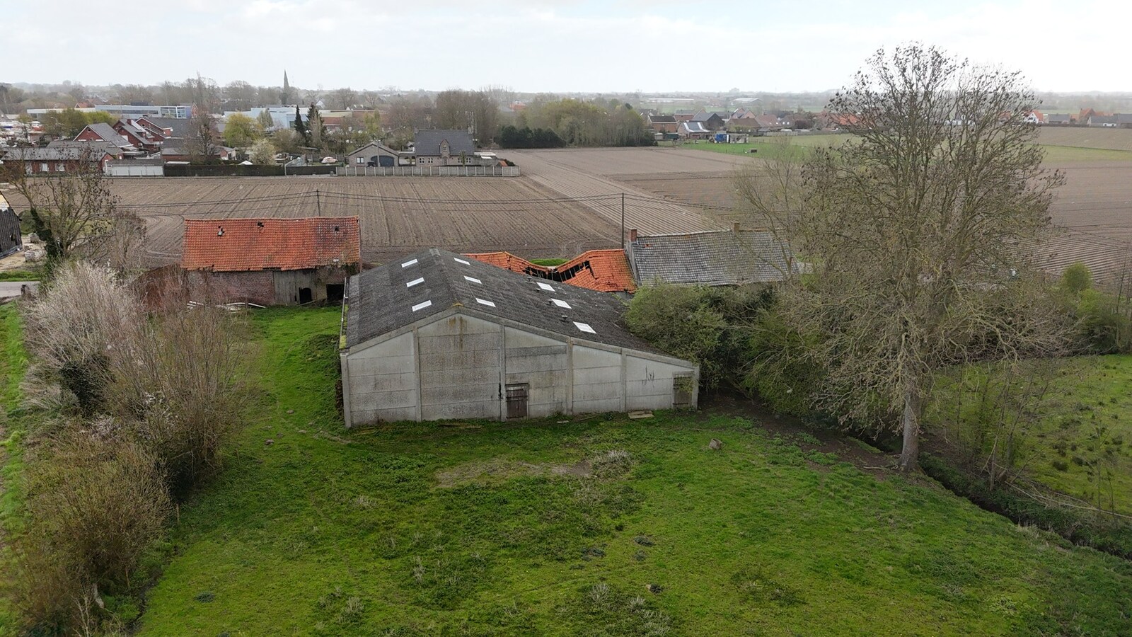 Rustig gelegen alleenstaande woning met loods en schuur te Kortemark 