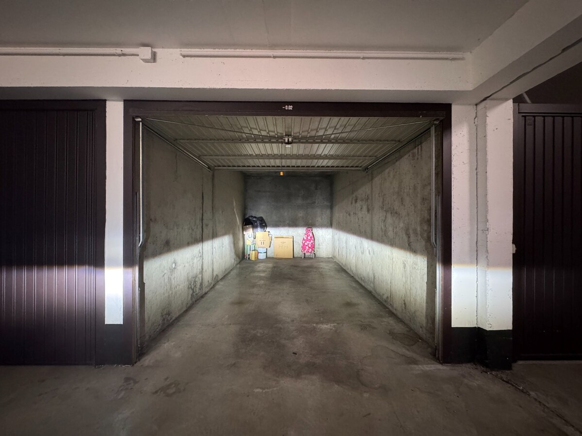 Garagebox te koop nabij de Zeedijk en het Heldenplein te Heist. 