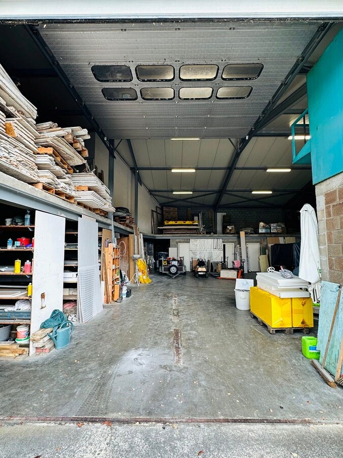 Ruim magazijn met kantoren met veel potentieel te Kuringen 